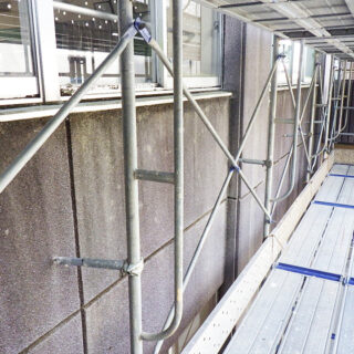 アスベスト除去作業（外壁塗装材）足場の設置
